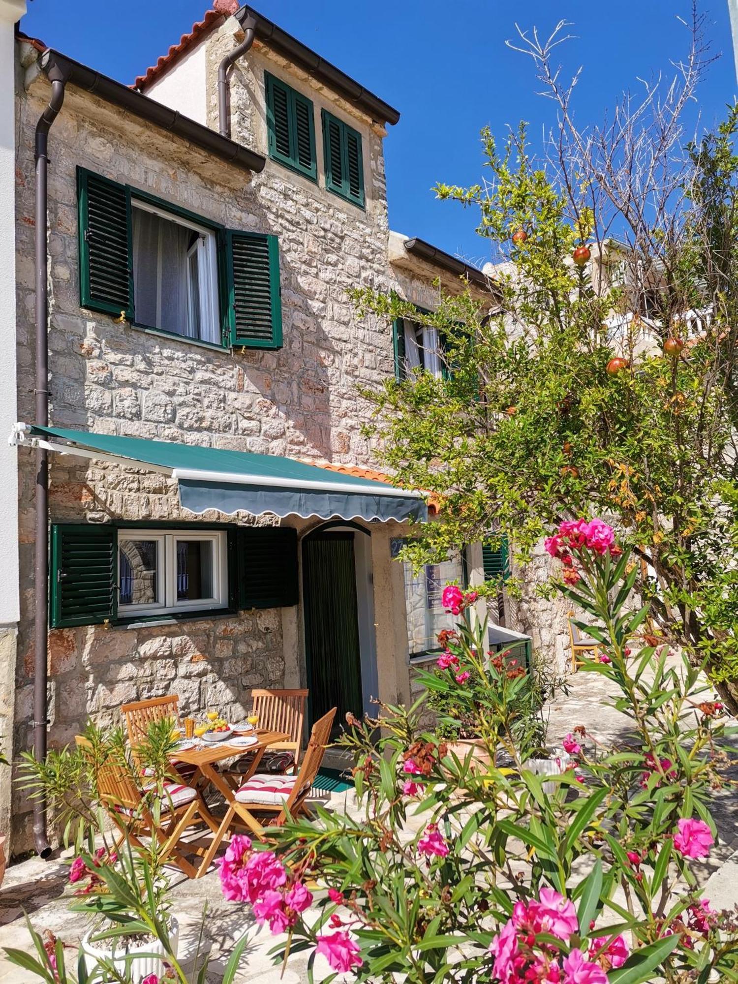 Charming Traditional Townhouse - Holiday Home Kata Jezera Exterior foto